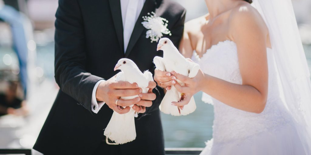 Lanzar palomas es una tradición de bodas
